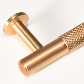 London Knurled Pull in Brushed Brass